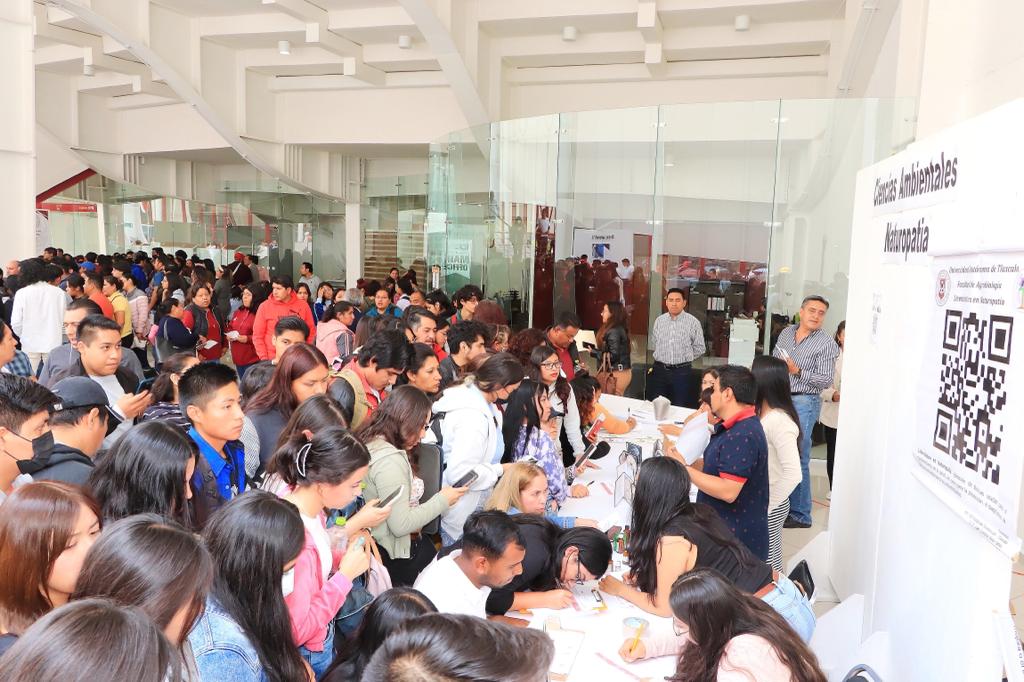 Con gran afluencia, pone en marcha UATx Feria Profesiográfica